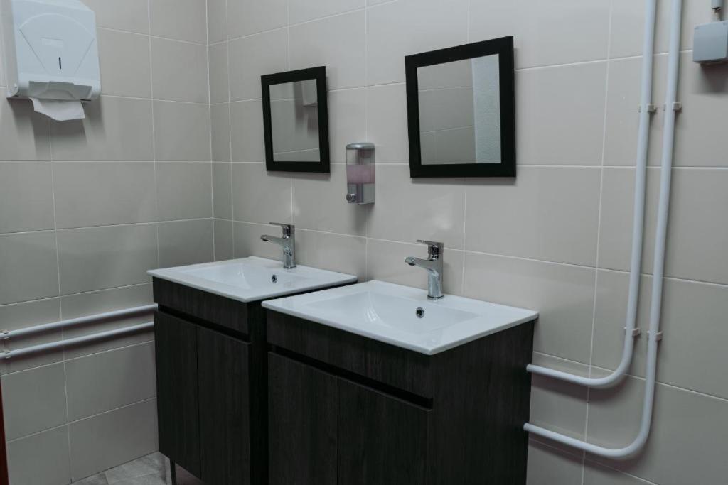 بيت شباب Middle Point Sardoal المظهر الخارجي الصورة